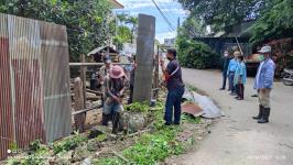 ทน.แม่สอด ลงพื้นที่ซ่อมแซมขยับรั้วขยายผิวถนนสวรรค์วิถี ชุมชนชุมพลพัฒนา เขตเทศบาลนครแม่สอด