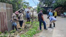 ทน.แม่สอด ลงพื้นที่ซ่อมแซมขยับรั้วขยายผิวถนนสวรรค์วิถี ชุมชนชุมพลพัฒนา เขตเทศบาลนครแม่สอด