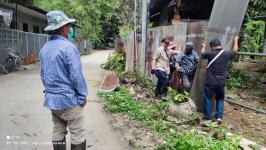 ทน.แม่สอด ลงพื้นที่ซ่อมแซมขยับรั้วขยายผิวถนนสวรรค์วิถี ชุมชนชุมพลพัฒนา เขตเทศบาลนครแม่สอด