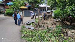 ทน.แม่สอด ลงพื้นที่ซ่อมแซมขยับรั้วขยายผิวถนนสวรรค์วิถี ชุมชนชุมพลพัฒนา เขตเทศบาลนครแม่สอด