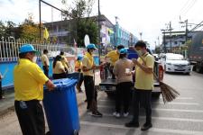 ทน.แม่สอด จัดกิจกรรมจิตอาสาบำเพ็ญสาธารณประโยชน์ เนื่องในวันคล้ายวันสวรรคตของพระบาทสมเด็จพระบรมชนกาธิเบศร มหาภูมิพลอดุลยเดชมหาราช บรมนาถบพิตร