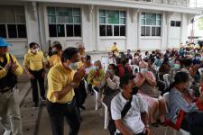 ทน.แม่สอด มอบเครื่องอุปโภค - บริโภค ให้แก่ผู้มีรายได้น้อยและผู้ประสบปัญหาทางสังคมต่างๆ 