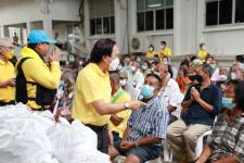 ทน.แม่สอด มอบเครื่องอุปโภค - บริโภค ให้แก่ผู้มีรายได้น้อยและผู้ประสบปัญหาทางสังคมต่างๆ 