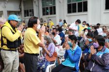 ทน.แม่สอด มอบเครื่องอุปโภค - บริโภค ให้แก่ผู้มีรายได้น้อยและผู้ประสบปัญหาทางสังคมต่างๆ 