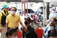 ทน.แม่สอด มอบเครื่องอุปโภค - บริโภค ให้แก่ผู้มีรายได้น้อยและผู้ประสบปัญหาทางสังคมต่างๆ 