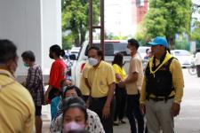 ทน.แม่สอด มอบเครื่องอุปโภค - บริโภค ให้แก่ผู้มีรายได้น้อยและผู้ประสบปัญหาทางสังคมต่างๆ 