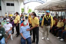 ทน.แม่สอด มอบเครื่องอุปโภค - บริโภค ให้แก่ผู้มีรายได้น้อยและผู้ประสบปัญหาทางสังคมต่างๆ 