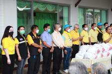 ทน.แม่สอด มอบเครื่องอุปโภค - บริโภค ให้แก่ผู้มีรายได้น้อยและผู้ประสบปัญหาทางสังคมต่างๆ 