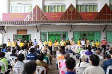 ทน.แม่สอด มอบเครื่องอุปโภค - บริโภค ให้แก่ผู้มีรายได้น้อยและผู้ประสบปัญหาทางสังคมต่างๆ 