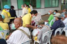 ทน.แม่สอด มอบเครื่องอุปโภค - บริโภค ให้แก่ผู้มีรายได้น้อยและผู้ประสบปัญหาทางสังคมต่างๆ 