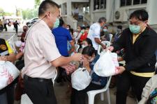 ทน.แม่สอด มอบเครื่องอุปโภค - บริโภค ให้แก่ผู้มีรายได้น้อยและผู้ประสบปัญหาทางสังคมต่างๆ 