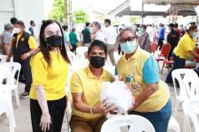 ทน.แม่สอด มอบเครื่องอุปโภค - บริโภค ให้แก่ผู้มีรายได้น้อยและผู้ประสบปัญหาทางสังคมต่างๆ 