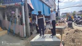 ทน.แม่สอด ลงพื้นที่ติดตามความคืบหน้างานก่อสร้างวางท่อระบายน้ำ  เทคอนกรีตปรับพื้นผิวถนน เขตเทศบาลนครแม่สอด