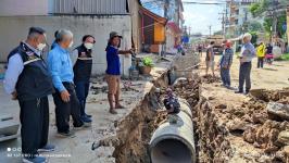 ทน.แม่สอด ลงพื้นที่ติดตามความคืบหน้างานก่อสร้างวางท่อระบายน้ำ  เทคอนกรีตปรับพื้นผิวถนน เขตเทศบาลนครแม่สอด