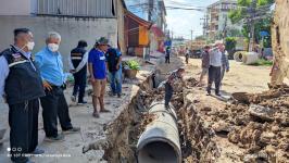 ทน.แม่สอด ลงพื้นที่ติดตามความคืบหน้างานก่อสร้างวางท่อระบายน้ำ  เทคอนกรีตปรับพื้นผิวถนน เขตเทศบาลนครแม่สอด