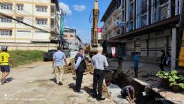 ทน.แม่สอด ลงพื้นที่ติดตามความคืบหน้างานก่อสร้างวางท่อระบายน้ำ  เทคอนกรีตปรับพื้นผิวถนน เขตเทศบาลนครแม่สอด