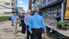 ทน.แม่สอด ลงพื้นที่ติดตามความคืบหน้างานก่อสร้างวางท่อระบายน้ำ  เทคอนกรีตปรับพื้นผิวถนน เขตเทศบาลนครแม่สอด