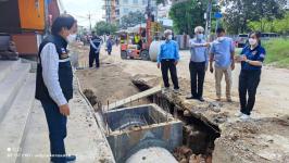 ทน.แม่สอด ลงพื้นที่ติดตามความคืบหน้างานก่อสร้างวางท่อระบายน้ำ  เทคอนกรีตปรับพื้นผิวถนน เขตเทศบาลนครแม่สอด