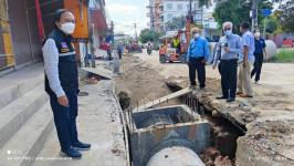 ทน.แม่สอด ลงพื้นที่ติดตามความคืบหน้างานก่อสร้างวางท่อระบายน้ำ  เทคอนกรีตปรับพื้นผิวถนน เขตเทศบาลนครแม่สอด