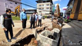 ทน.แม่สอด ลงพื้นที่ติดตามความคืบหน้างานก่อสร้างวางท่อระบายน้ำ  เทคอนกรีตปรับพื้นผิวถนน เขตเทศบาลนครแม่สอด