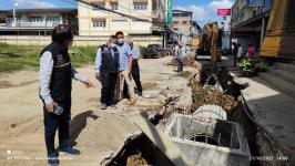 ทน.แม่สอด ลงพื้นที่ติดตามความคืบหน้างานก่อสร้างวางท่อระบายน้ำ  เทคอนกรีตปรับพื้นผิวถนน เขตเทศบาลนครแม่สอด