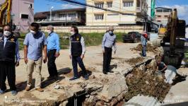 ทน.แม่สอด ลงพื้นที่ติดตามความคืบหน้างานก่อสร้างวางท่อระบายน้ำ  เทคอนกรีตปรับพื้นผิวถนน เขตเทศบาลนครแม่สอด