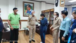 ทน.แม่สอด คณะผู้บริหาร และนางสาวสุชญา คำแดงดี ร.ร.กีฬาเทศบาลนครแม่สอด เจ้าของเหรียญเงิน วิ่งผลัดเมดเลย์ ทีมชาติไทยในการแข่งขัน Asian U18 Youth Athletics Championships 2022 เข้าพบผู้ว่าราชการจังหวัดตาก