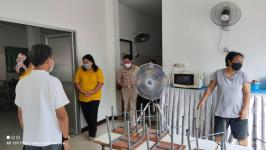 ทน.แม่สอด คณะผู้บริหารลงพื้นที่ต่อเนื่อง ตรวจเยี่ยมความพร้อมสถานศึกษาในสังกัดเทศบาลนครแม่สอด