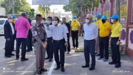 ทน.แม่สอด ร่วมกับสถานีตำรวจภูธรแม่สอด จัดกิจกรรม จิตอาสาทาสี ตีเส้นช่องจอดรถ หน้าร.ร.สรรพวิทยาคม