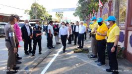 ทน.แม่สอด ร่วมกับสถานีตำรวจภูธรแม่สอด จัดกิจกรรม จิตอาสาทาสี ตีเส้นช่องจอดรถ หน้าร.ร.สรรพวิทยาคม