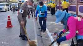 ทน.แม่สอด ร่วมกับสถานีตำรวจภูธรแม่สอด จัดกิจกรรม จิตอาสาทาสี ตีเส้นช่องจอดรถ หน้าร.ร.สรรพวิทยาคม