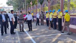 ทน.แม่สอด ร่วมกับสถานีตำรวจภูธรแม่สอด จัดกิจกรรม จิตอาสาทาสี ตีเส้นช่องจอดรถ หน้าร.ร.สรรพวิทยาคม