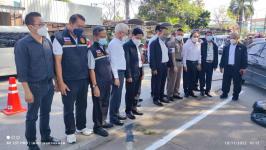 ทน.แม่สอด ร่วมกับสถานีตำรวจภูธรแม่สอด จัดกิจกรรม จิตอาสาทาสี ตีเส้นช่องจอดรถ หน้าร.ร.สรรพวิทยาคม