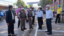 ทน.แม่สอด ร่วมกับสถานีตำรวจภูธรแม่สอด จัดกิจกรรม จิตอาสาทาสี ตีเส้นช่องจอดรถ หน้าร.ร.สรรพวิทยาคม