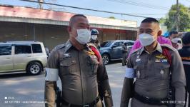 ทน.แม่สอด ร่วมกับสถานีตำรวจภูธรแม่สอด จัดกิจกรรม จิตอาสาทาสี ตีเส้นช่องจอดรถ หน้าร.ร.สรรพวิทยาคม