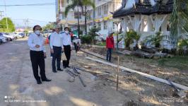 ทน.แม่สอด ลงพื้นที่ติดตามการปรับปรุงที่จอดรถ และภูมิทัศน์เทศบาลนครแม่สอด