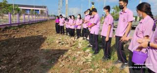 ทน.แม่สอด ร่วมกิจกรรมหว่านเมล็ดพันธุ์ปอเทือง หน้าโรงเรียนเทศบาลเฉลิมพระเกียรติสมเด็จพระเทพรัตนราชสุดา ฯ สยามบรมราชกุมารี สังกัดเทศบาลนครแม่สอด 