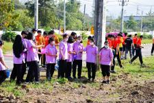 ทน.แม่สอด ร่วมกิจกรรมหว่านเมล็ดพันธุ์ปอเทือง หน้าโรงเรียนเทศบาลเฉลิมพระเกียรติสมเด็จพระเทพรัตนราชสุดา ฯ สยามบรมราชกุมารี สังกัดเทศบาลนครแม่สอด 