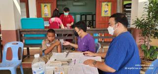 ทน.แม่สอด ลงพื้นที่ให้กำลังใจประชาชนที่มารับบริการฉีดวัคซีนป้องกัน โควิด-19