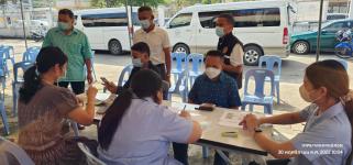 ทน.แม่สอด ลงพื้นที่ให้กำลังใจประชาชนที่มารับบริการฉีดวัคซีนป้องกัน โควิด-19