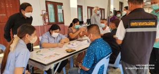 ทน.แม่สอด ลงพื้นที่ให้กำลังใจประชาชนที่มารับบริการฉีดวัคซีนป้องกัน โควิด-19