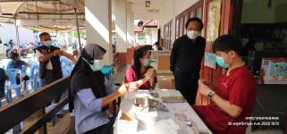 ทน.แม่สอด ลงพื้นที่ให้กำลังใจประชาชนที่มารับบริการฉีดวัคซีนป้องกัน โควิด-19