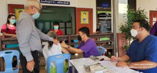 ทน.แม่สอด ลงพื้นที่ให้กำลังใจประชาชนที่มารับบริการฉีดวัคซีนป้องกัน โควิด-19