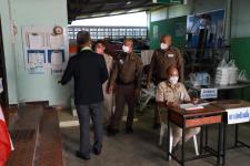 ทน.แม่สอด ลงพื้นที่ตรวจเยี่ยมหน่วยเลือกตั้งสมาชิกสภาเทศบาล เขตเลือกตั้งที่ 4 (แทนตำแหน่งที่ว่าง) 