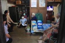 ทน.แม่สอด ร่วมกับผู้ใจบุญลงพื้นที่เยี่ยมเยือนผู้ป่วยติดเตียง ในเขตเทศบาลนครแม่สอด