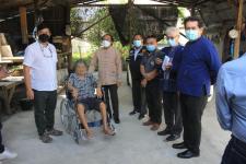 ทน.แม่สอด ร่วมกับผู้ใจบุญลงพื้นที่เยี่ยมเยือนผู้ป่วยติดเตียง ในเขตเทศบาลนครแม่สอด