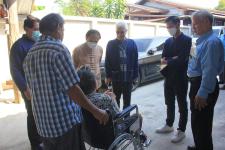 ทน.แม่สอด ร่วมกับผู้ใจบุญลงพื้นที่เยี่ยมเยือนผู้ป่วยติดเตียง ในเขตเทศบาลนครแม่สอด