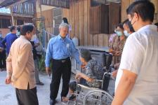 ทน.แม่สอด ร่วมกับผู้ใจบุญลงพื้นที่เยี่ยมเยือนผู้ป่วยติดเตียง ในเขตเทศบาลนครแม่สอด