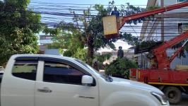 ทน.แม่สอด ลงพื้นที่ตัดต้นไม้ กิ่งไม้ที่พาดทับสายไฟฟ้า สายเคเบิ้ลริมทางในเขตเทศบาลนครแม่สอด