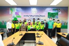 ทน.แม่สอด มอบโอวาทคณะนักกีฬาวอลเล่ย์บอล โรงเรียนเทศบาลวัดมณีไพรสณฑ์ 